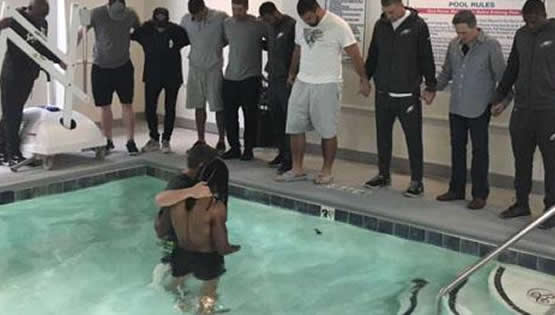 Estrellas de la NFL son bautizados en la piscina del hotel | Radio Tiempo la radio cristiana online de Venezuela