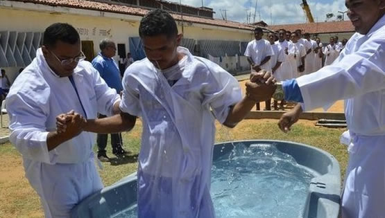MÃ¡s de 30 presos fueron bautizados en una prisiÃ³n de Brasil | Radio Tiempo la radio cristiana online de Venezuela